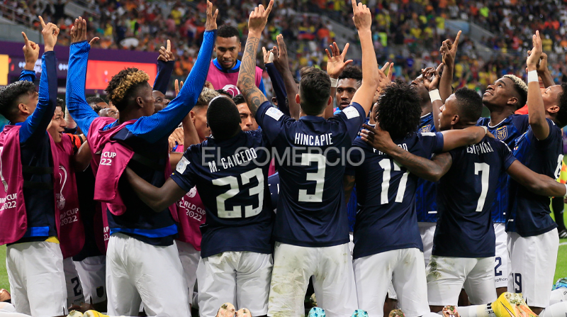 Los jugadores de Ecuador celebran el gol de Énner Valencia anotado a los 49 minutos, en el estadio Khalifa, en Doha. Foto: Diego Pallero / EL COMERCIO