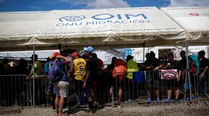 Cientos de migrantes hacen fila en una estación de recepción migratoria (ERM) de San Vicente (Panamá). Foto: EFE