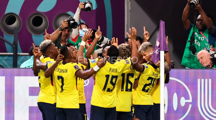 Los jugadores de Ecuador celebran el gol de Moisés Caicedo, que le anotó a Senegal, ayer en el estadio Khalifa, en Doha. Foto: Diego Pallero / EL COMERCIO