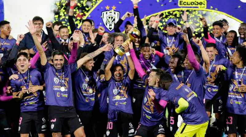 Independiente del Valle levantó el trofeo de la Copa Ecuador en el Olímpico Atahualpa. Foto: Carlos Noriega / EL COMERCIO