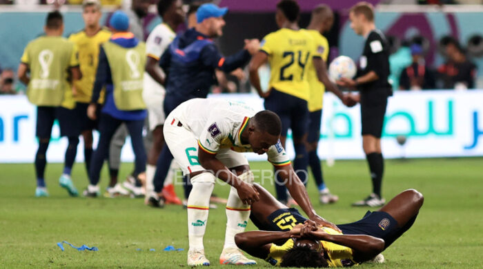 Jackson Porozo llora en la cancha del estadio Khalifa, tras ser eliminado de la Copa del Mundo por Senegal. Foto: Diego Pallero / EL COMERCIO