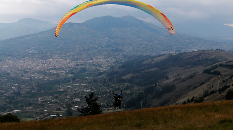 El turismo de aventura tiene su lugar en el cerro Nitón, uno de los mejores sitios para volar parapente en Sudamérica. Foto: Modesto Moreta / EL COMERCIO