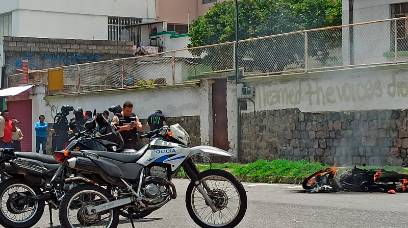 Un vecino les lanzó una maceta haciendo que pierdan el control de la moto y caigan al piso. Foto: Cortesía