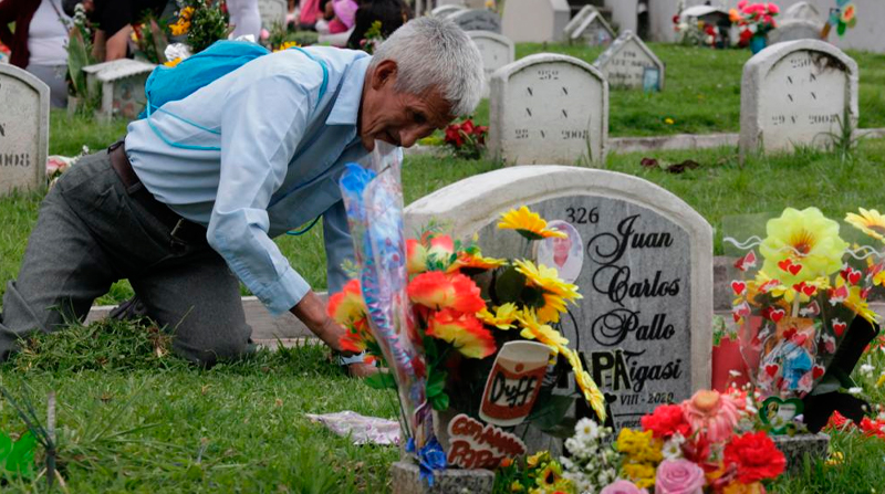 Varias personas de todas las edades llegan al cementerio de San Diego para visitar a sus muertos. Foto: Patricio Terán / EL COMERCIO