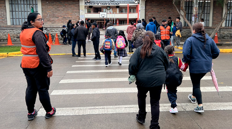 Los padres de familia activan sus propias estrategias para garantizar la seguridad de sus hijos en las escuelas. Foto: Lineida Castillo / EL COMERCIO