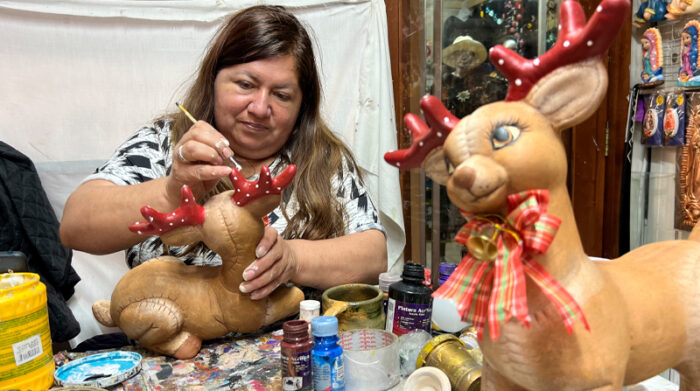 La artesana Blanca García elabora imágenes navideñas en cerámica. Foto: Lineida Castillo / EL COMERCIO
