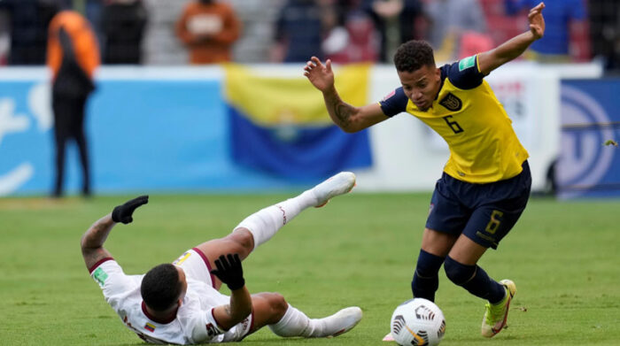 Byron Castillo de Ecuador disputa el balón con José Martínez de Venezuela, en Quito, en las eliminatorias al Mundial Qatar 2022. Foto: EFE