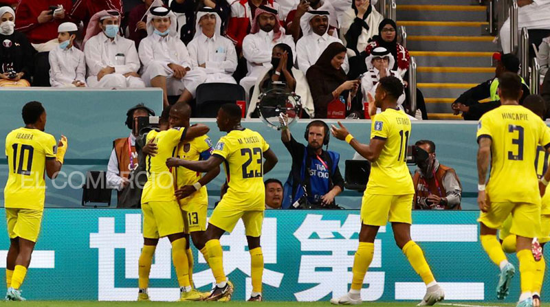 Jugadores de la selección de Ecuador festejan el gol de Énner Valencia, en el primer tiempo del partido inaugural del Mundial Qatar 2022. Foto: Diego Pallero / EL COMERCIO