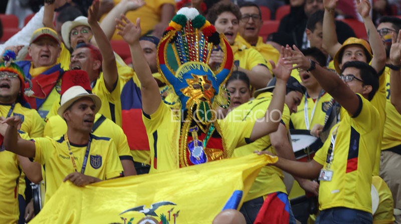 Un grupo de hinchas alienta por la selección de Ecuador en el estadio Al Bayt, antes del inicio del partido inaugural del Mundial Qatar 2022. Foto: Diego Pallero / EL COMERCIO