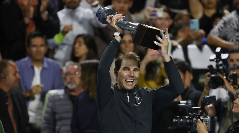 El tenista español Rafael Nadal celebra la victoria ante el chileno Alejandro Tabilo, durante un partido amistoso en el estadio San Carlos de Apoquindo en Santiago (Chile). Foto: EFE