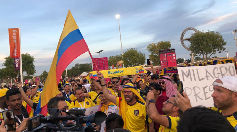 Un grupo de hinchas ecuatorianos alientan a la Selección antes del partido entre Ecuador y Senegal en el Mundial Qatar 2022. Foto: Tito Rosales / EL COMERCIO