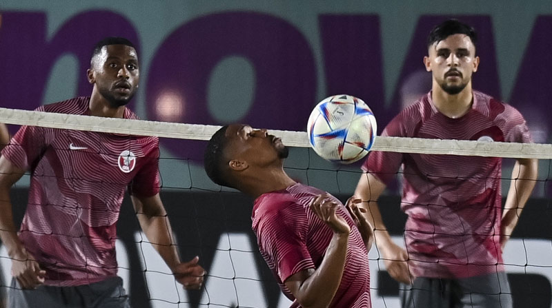Jugadores de la selección de Qatar durante una práctica previa al partido inaugural del Mundial ante Ecuador. Foto: EFE