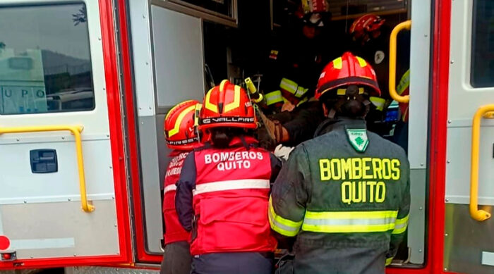 El personal de Bomberos Quito atendió a las cuatro personas afectadas. Foto: Twitter @BomberosQuito