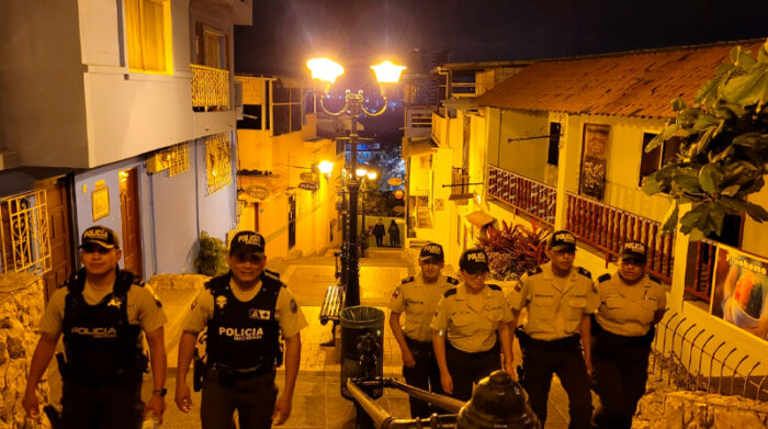Policía Nacional resguardando el Puerto Santa Ana. Foto: Blanca Moncada / EL COMERCIO 