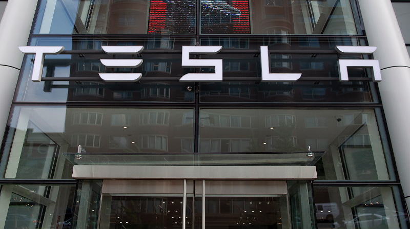 La venta rompió la promesa hecha por Musk a los accionistas de Tesla en agosto de 2022. Foto: EFE