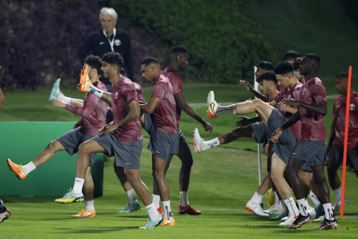 La selección de fútbol de Qatar entrena en el complejo Aspire, en Doha, este sábado, de cara a su participación en el Mundial FIFA Qatar 2022. EFE/Alberto Estévez