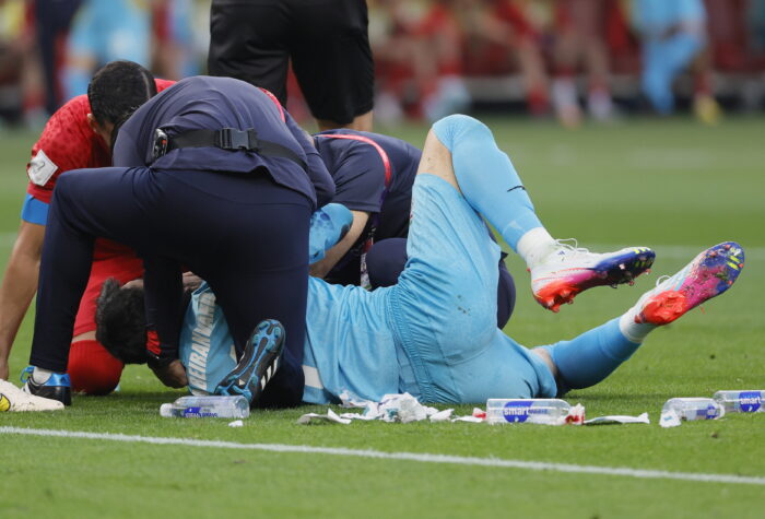 Ali Beiranvand, arquero de Irán, tras sufrir un escalofirante choque en el juego ante Inglaterra. Foto: EFE