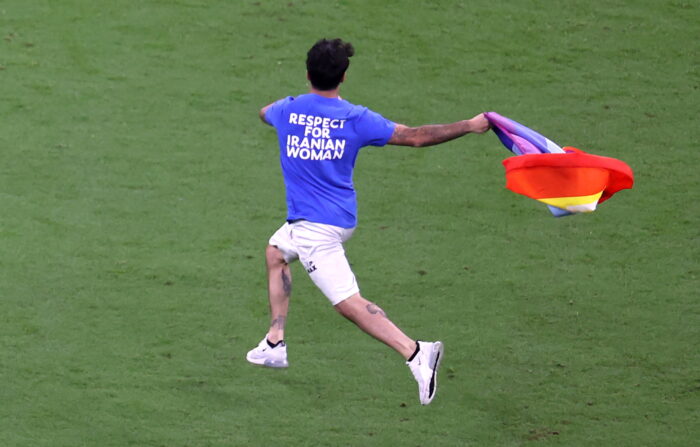 Hincha invade la cancha del estadio de Lusail con una bandera LGTBI, durante el partido entre Portugal y Uruguay, en el Mundial Qatar 2022. Foto: EFE