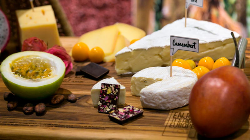 Brie, camenbert, emmental, brie au bleu son algunos de los quesos franceses más famosos y que combinan con todo. Foto: Andrea Puente/Dominia
