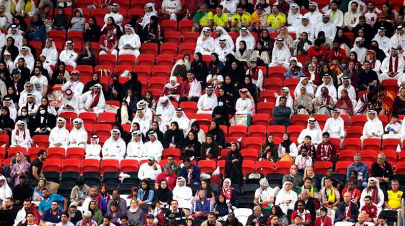Muchos de los hinchas de Qatar no soportaron la decepción y abandonaron el establecimiento. Foto: EFE