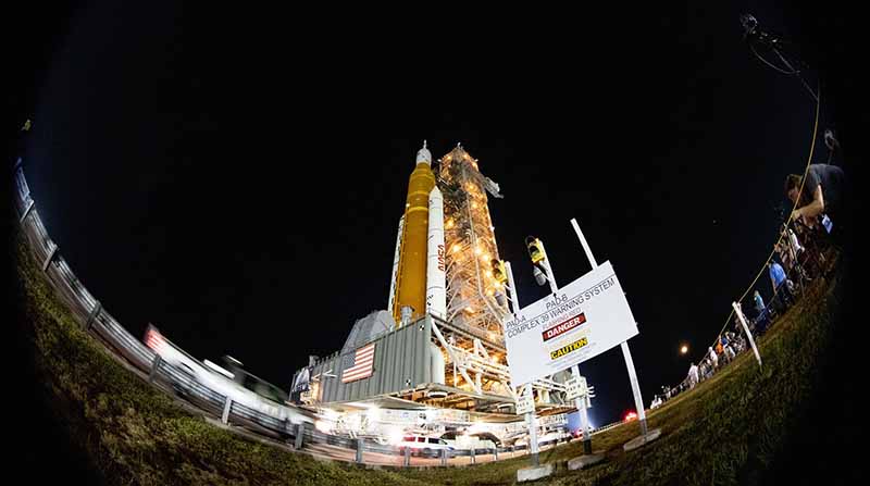 Fotografía del cohete del Sistema de Lanzamiento Espacial (SLS) con la nave espacial Orion a bordo instalado encima de un lanzador móvil en la plataforma de lanzamiento 39B del Centro Espacial Kennedy de la NASA. Foto: EFE