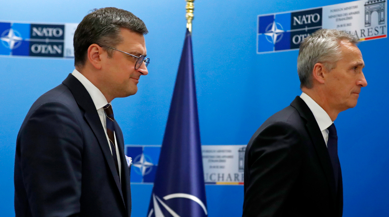 El ministro de Relaciones Exteriores de Ucrania, Dmytro Kuleba (i), con el Secretario General de la OTAN, Jens Stoltenberg (d). Foto: EFE