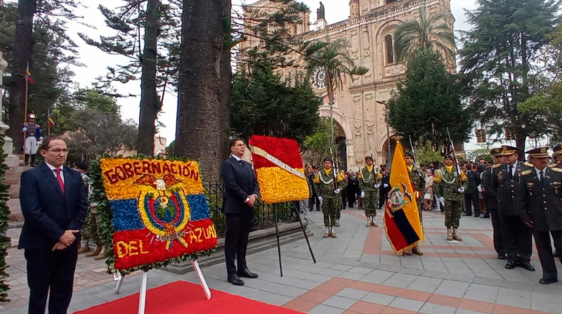 Las principales autoridades de la ciudad y provincia colocaron ofrendas florales al pie del monumento a Abdón Calderón, en el Centro Histórico de Cuenca. Foto: Lineida Castillo