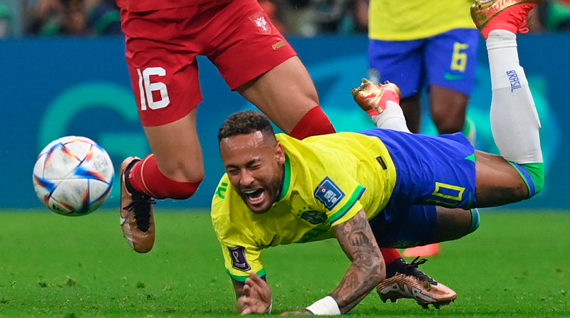 El delantero brasileño Neymar cae tras recibir una falta por parte de un jugador serbio durante el partido del jueves en Catar. Foto: EFE