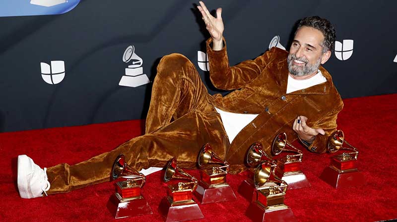 Jorge Drexler posa con los premios que ganó durante la 23 ceremonia anual de los Premios Grammy Latinos. Foto: EFE