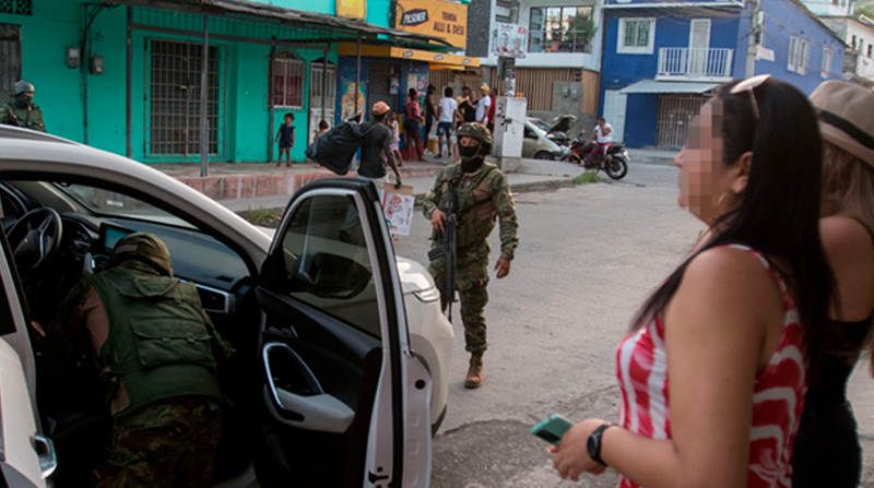 En la Costa, la gente se siente más insegura al caminar sola por por la calle, según Gallup. En la foto, militares realizan controles en el barrio La Guacharaca, uno de los puntos más conflictivos del cantón Esmeraldas. Foto: El Comercio