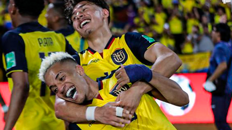 Byron Castillo y Jeremy Sarmiento celebrando con la selección ecuatoriana. Foto: Twitter @LaTri