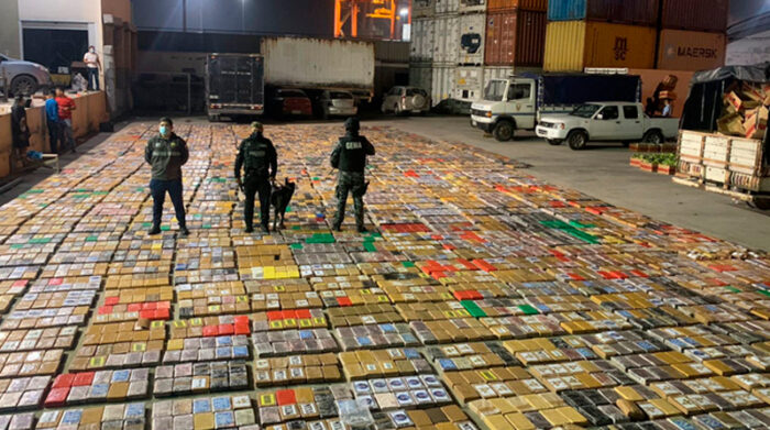 La droga incautada en puertos comerciales fue retirada de contenedores contaminados por las mafias delictivas. Foto: Cortesía Policía Nacional