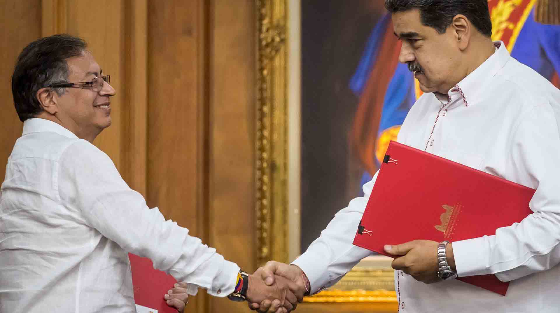 El presidente de Venezuela, Nicolás Maduro (d), y su homólogo de Colombia, Gustavo Petro (i), se reúnen en el Palacio de Miraflores, en Caracas (Venezuela). Foto: EFE