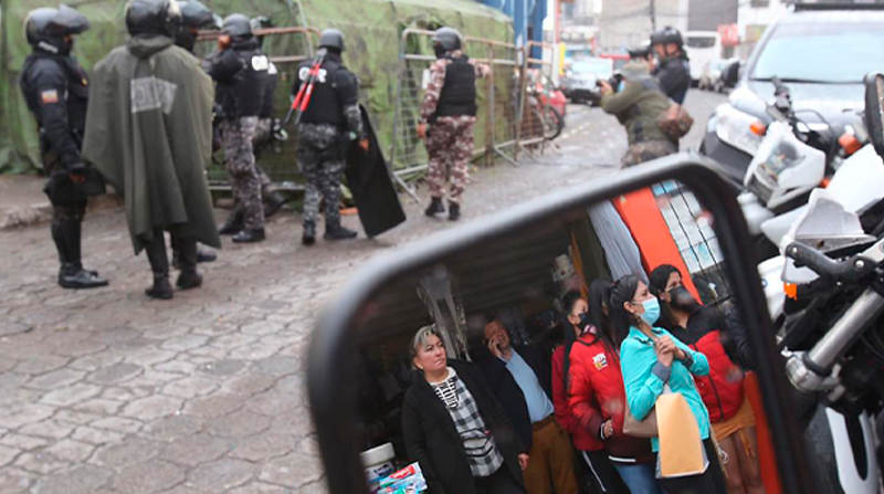 Agentes de la Policía delimitaron el perímetro exterior de la cárcel de El Inca para controlar los disturbios. Foto: EL COMERCIO