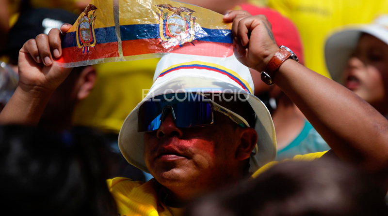 Familias con niños también viven la emoción del debut de la selección. Foto: Carlos Noriega / EL COMERCIO