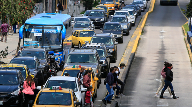 Al mediodía hay tráfico vehicular intenso. Las av. 6 de Diciembre y Naciones Unidas se caotizan con el tránsito. Foto: Diego Pallero / EL COMERCIO