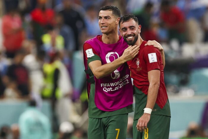 Bruno Fernandes y Cristiano Ronaldo celebran la clasificación de Portugal a octavos de final. Foto: EFE.
