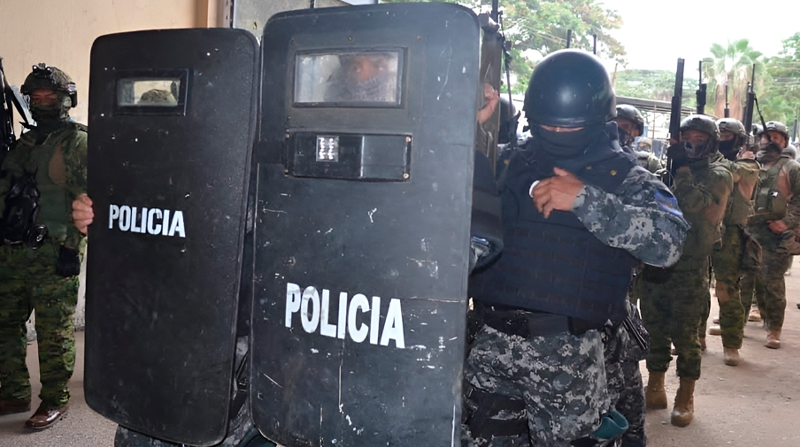 Los policías están desplazados en diferentes provincias donde rige el estado de excepción. En Esmeraldas, por ejemplo, se ejecutan controles combinados. Foto: Cortesía Policía Nacional