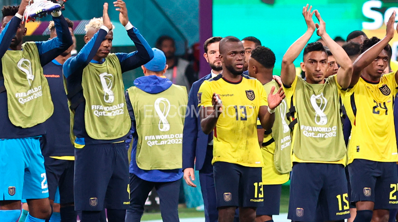Los jugadores se despiden de los aficionados, tras perder contra Senegal, ayer en el estadio Khalifa Internacional, en Doha. Foto: Diego Pallero / EL COMERCIO