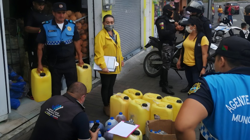 Uno de los operativos contra la venta de licor sin registro sanitario se realizó el domingo 30 de octubre, en la avenida 29 de Mayo, en el centro de Santo Domingo. Foto: Cortesía / Gobernación Santo Domingo.