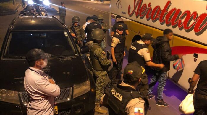 Los controles nocturnos por el estado de excepción se mantuvieron por segundo día en Santo Domingo de los Tsáchilas, afectada por los atentados. Foto: Cortesía / Gobernación de Santo Domingo.