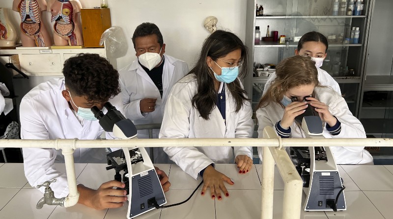 El profesor Pablo Mediavilla, en laboratorio con alumnos del Liceo del Valle, en Quito, que implementa el sistema de Bachillerato Internacional. Foto: Patricio Terán / El Comercio