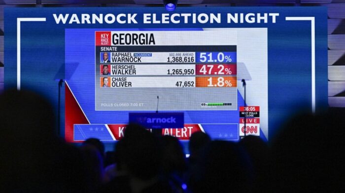 Encuestas muestran ventaja del senador demócrata Raphael Warnock, quien compite en segunda vuelta por un escaño en Georgia. Foto: EFE.