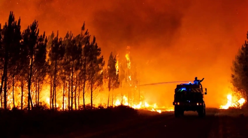Un bombero combate un incendio forestal registrado en Belin-Béliet, en la región de Gironda (Francia). Foto: EFE.