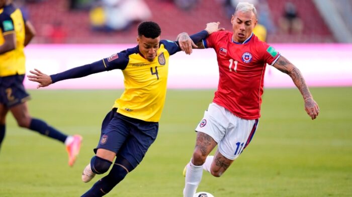 Imagen referencial de Byron Castillo (izquierda) disputando un balón con el chileno Eduardo Vargas (derecha) durante las eliminatorias al Mundial Qatar 2022. Foto: Archivo / EL COMERCIO.