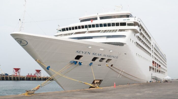 El crucero Seven Seas Mariner ancló este martes 15 de noviembre en el puerto de Manta. Foto: Ministerio de Turismo