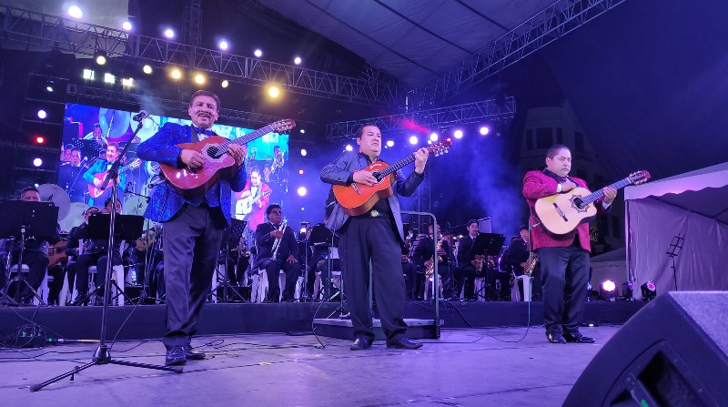 El Pregón de fiestas de Quito arrancó con música, baile y tradición. Foto: Orlando Silva / El Comercio