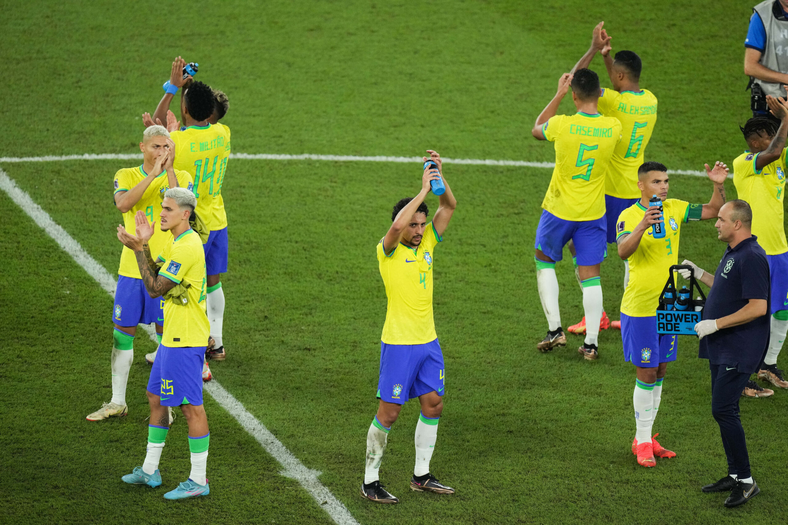 Jugadores de Brasil celebran su clasificación a los octavos de final del Mundial Qatar 2022. Foto: Xinhua.