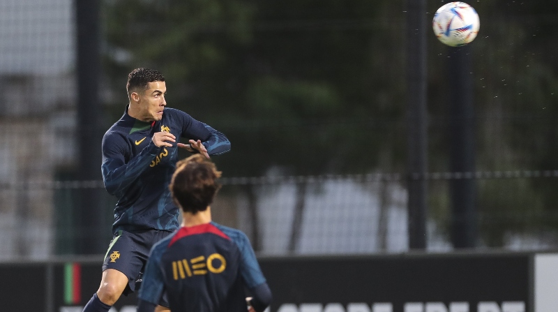 Cristiano Ronaldo cabecea el balón en un entrenamiento del equipo, en Lisboa. Foto: EFE.
