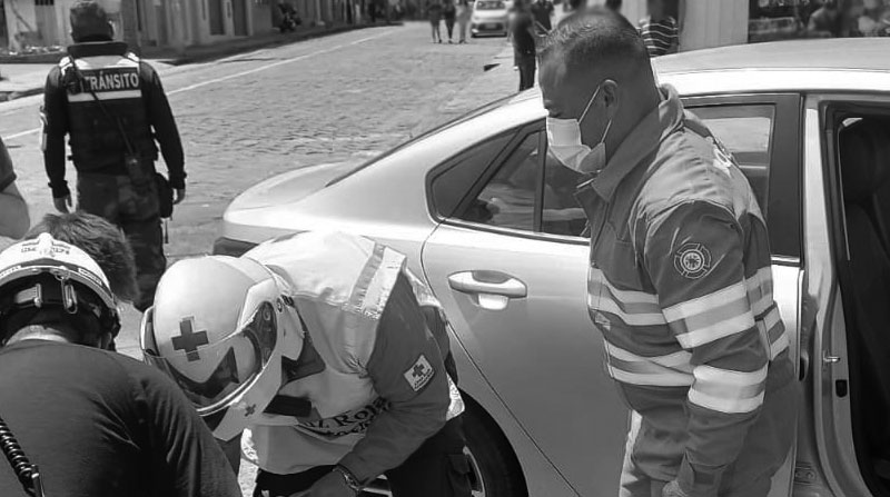 Imagen referencial. Personas armadas dispararon al auto donde circulaban dos personas en Cuenca. Foto: Twitter Bomberos Cuenca